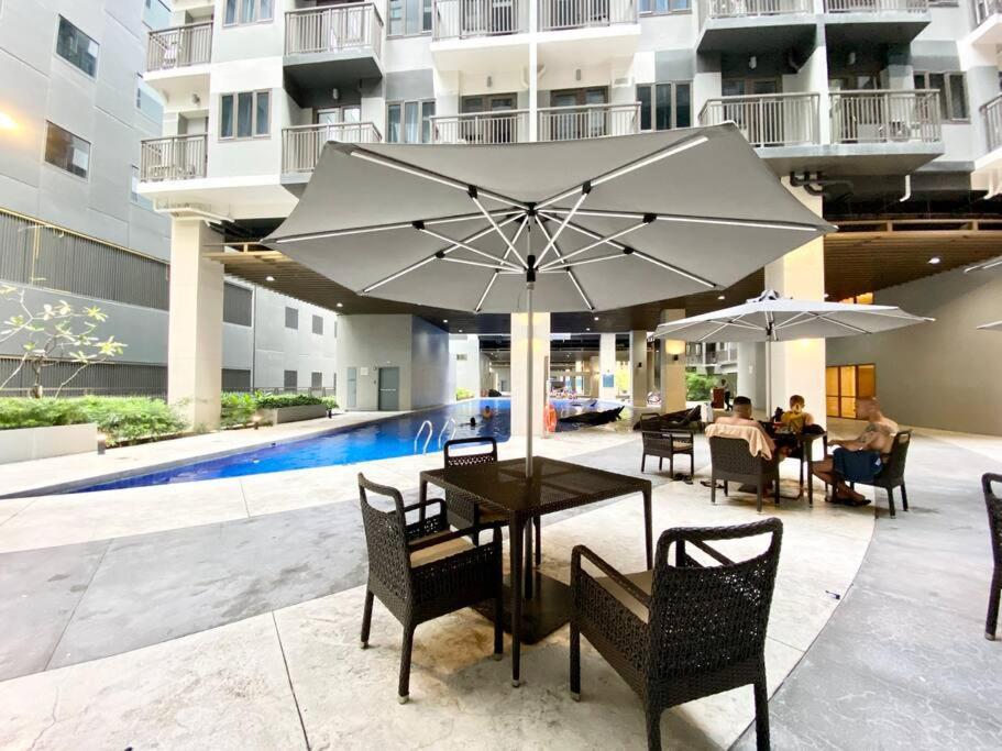 Modern 1 Bedroom Unit W/ Balcony In Moa, Pasay City Manila Exterior photo