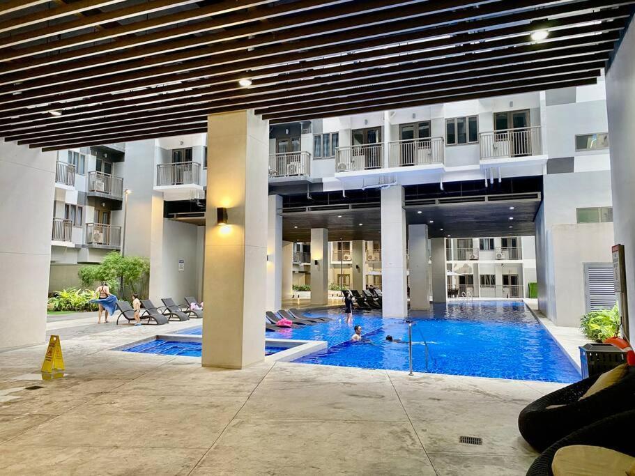 Modern 1 Bedroom Unit W/ Balcony In Moa, Pasay City Manila Exterior photo