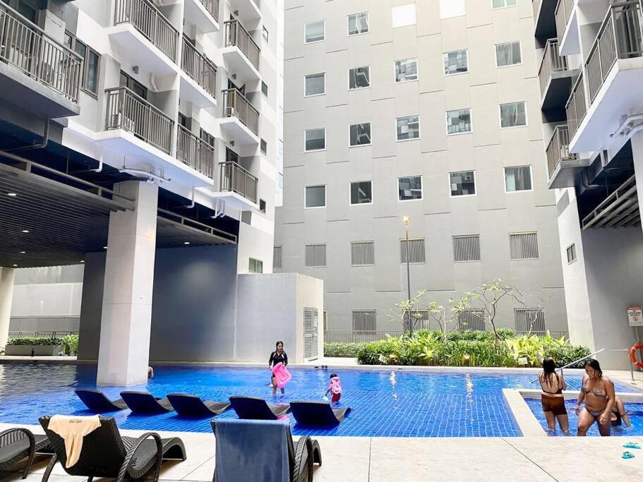 Modern 1 Bedroom Unit W/ Balcony In Moa, Pasay City Manila Exterior photo