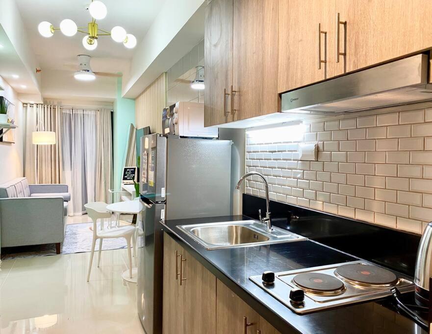 Modern 1 Bedroom Unit W/ Balcony In Moa, Pasay City Manila Exterior photo