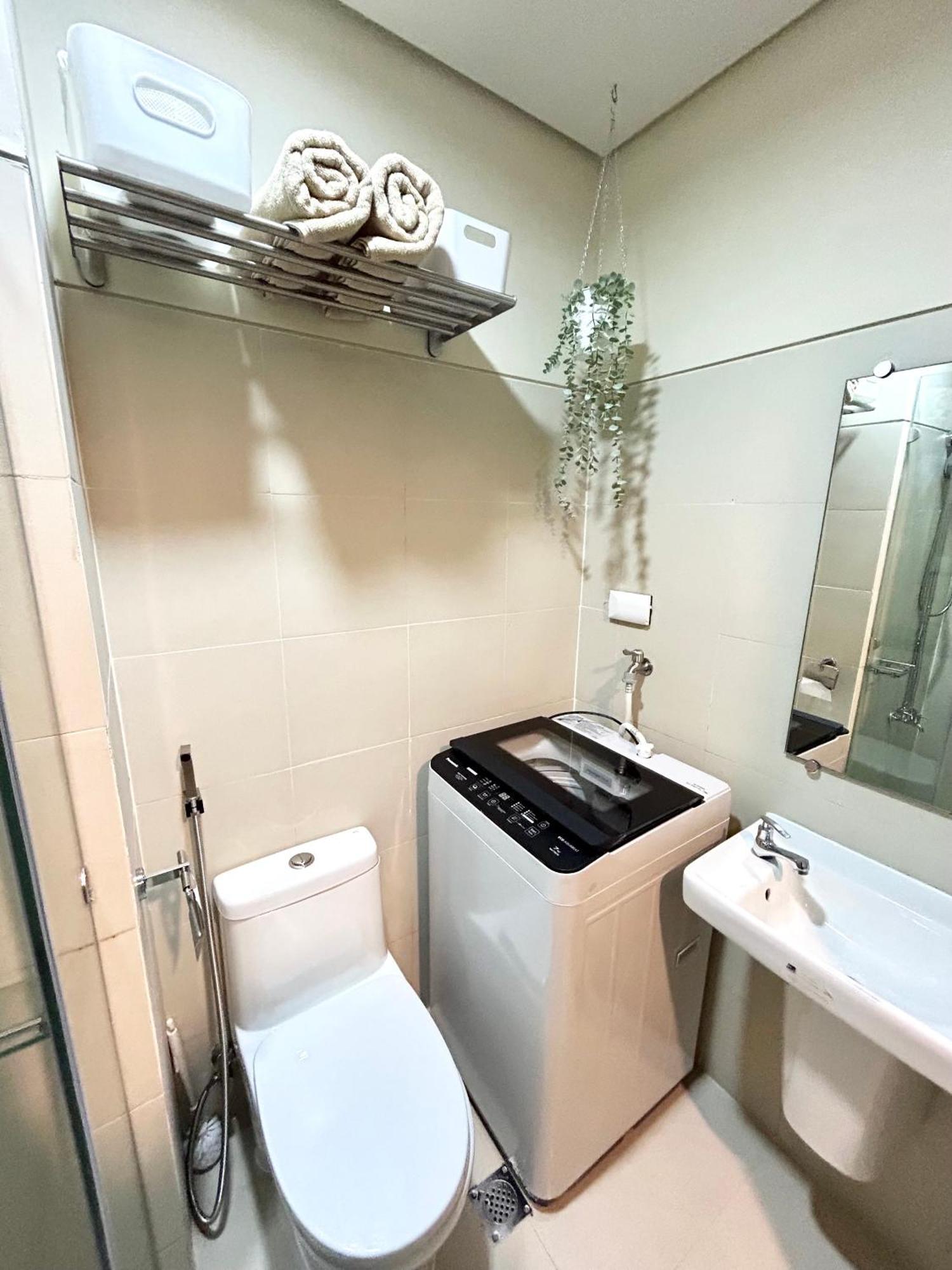 Modern 1 Bedroom Unit W/ Balcony In Moa, Pasay City Manila Exterior photo