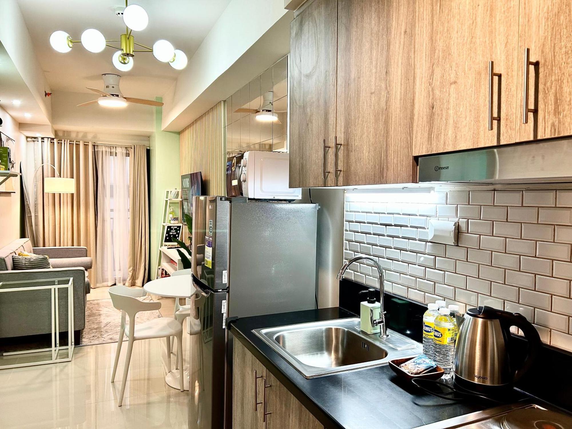 Modern 1 Bedroom Unit W/ Balcony In Moa, Pasay City Manila Exterior photo